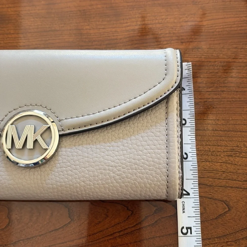 Michael Kors Fulton large Gray Leather Wallet / Flap Closure lots of space NWOT